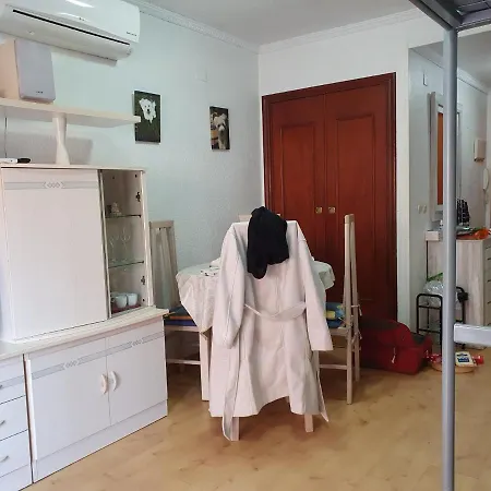 Cosy Studio Near The Beach تورّيفيِخا